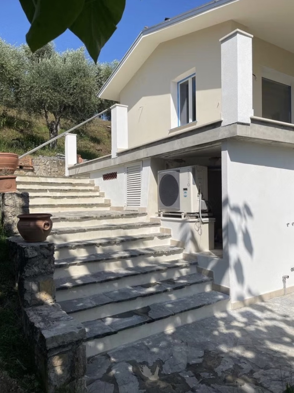 Villa con scalinata in pietra