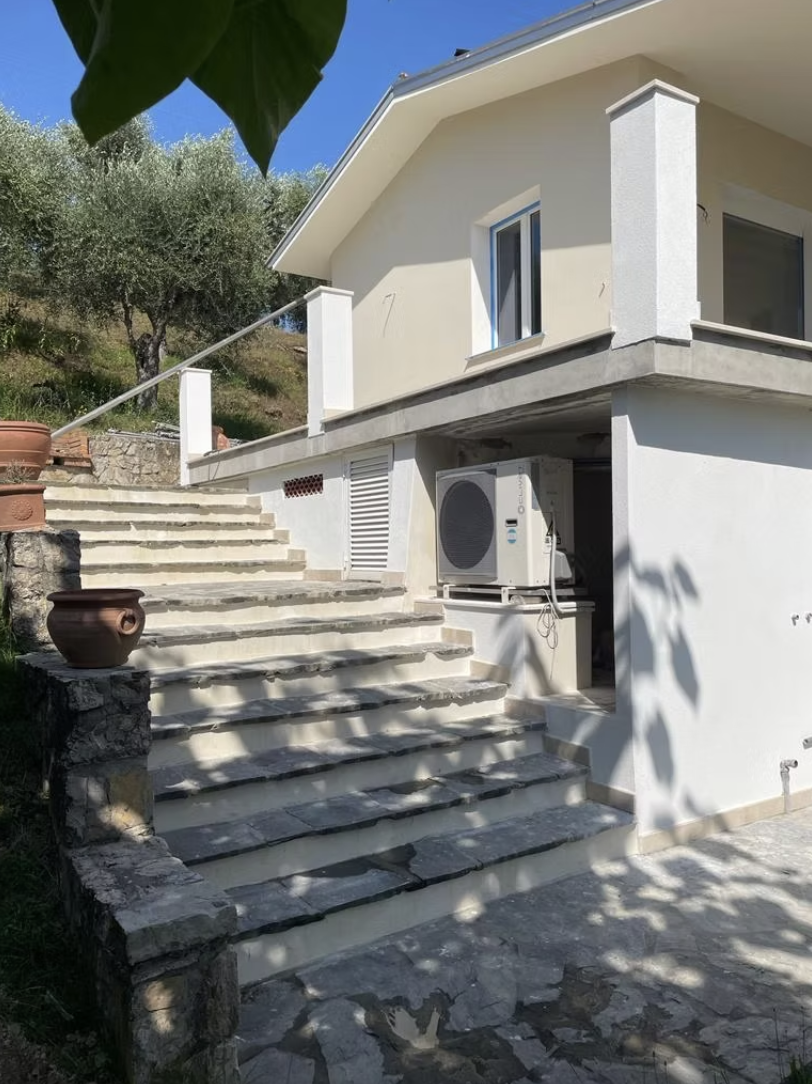 Villa con scalinata in pietra naturale