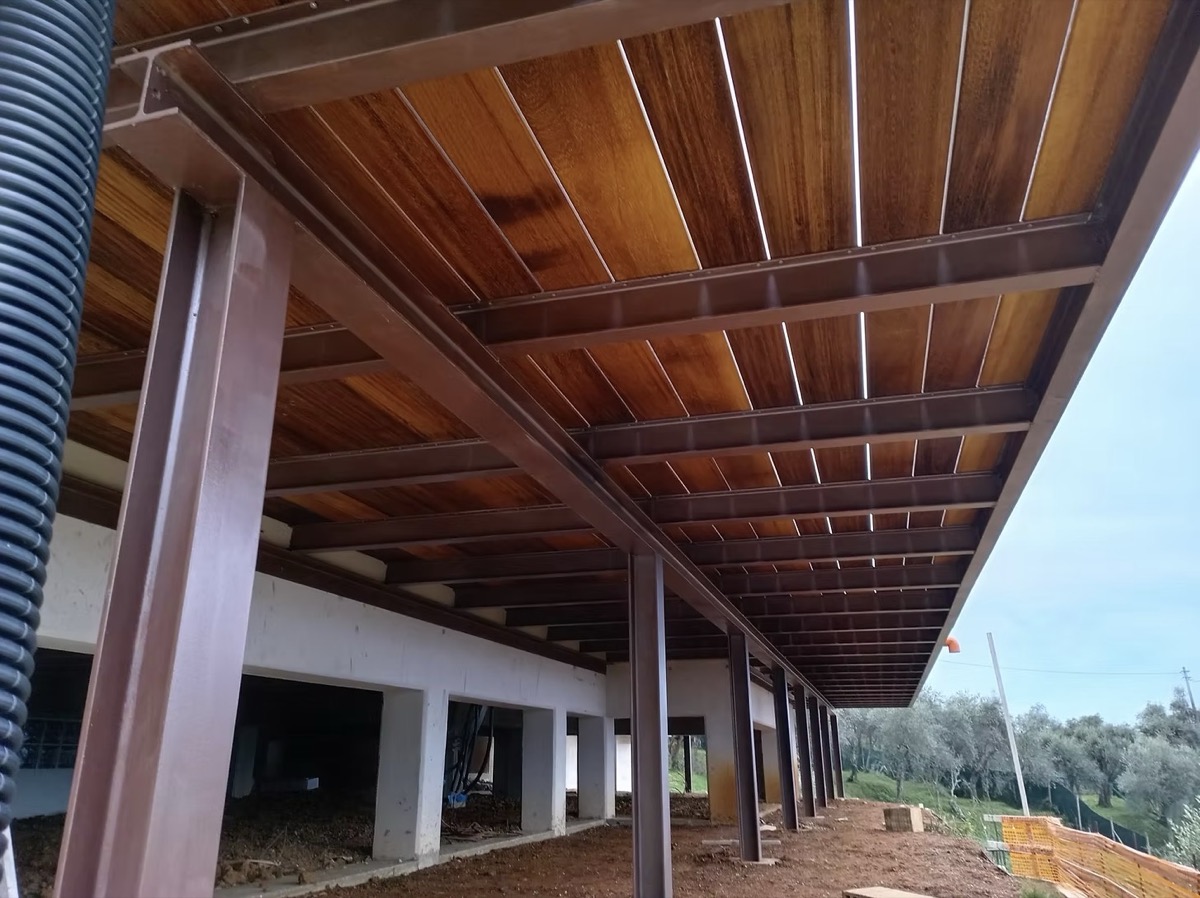 Struttura con tettoia in legno